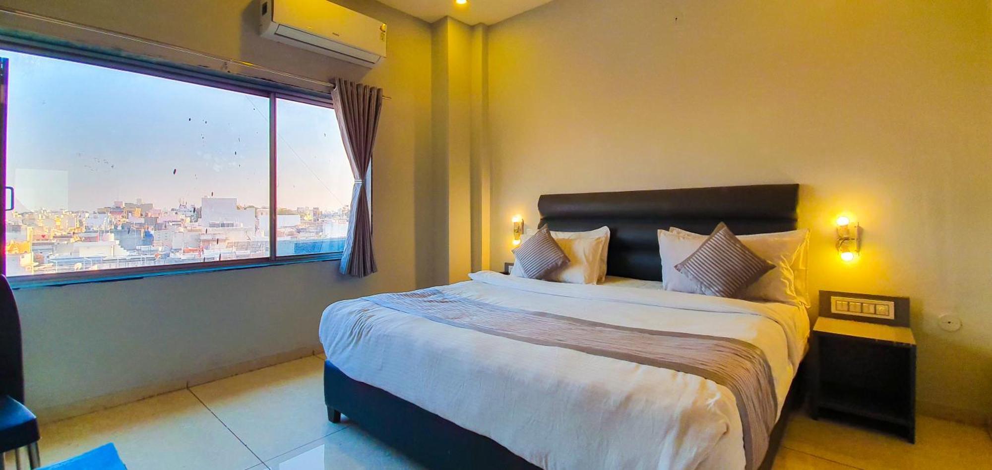 Nova Hotel New Crossroad Radźkot Zewnętrze zdjęcie