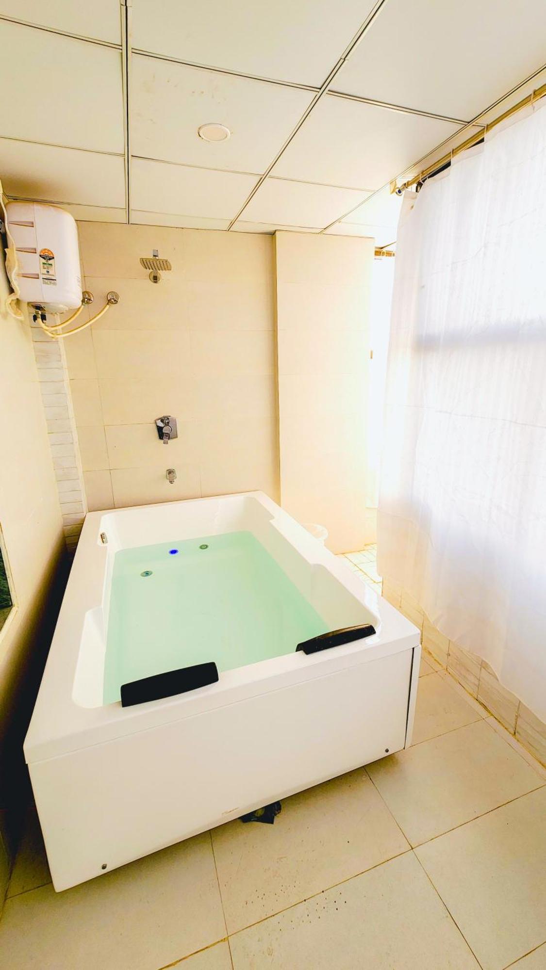 Nova Hotel New Crossroad Radźkot Zewnętrze zdjęcie